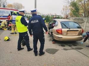 Policjanci wraz z innymi służbami podczas czynności służbowych wykonywanych na miejscu zdarzenia.