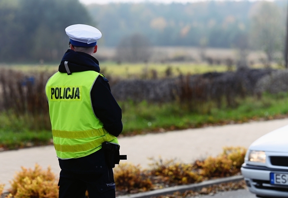 Policjant ruchu drogowego w kamizelce odblaskowej.