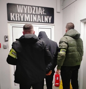 Policjanci kryminalni z zatrzymanym.