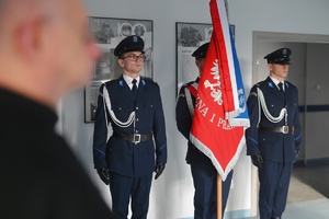 Policjanci ze skierniewickim sztandarem.