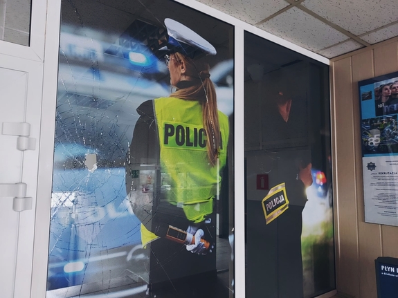 Uszkodzona szybka w Komendzie Miejskiej Policji w Skierniewicach.