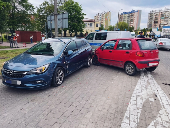 Pojazd, za którym trwał pościg, który spowodował kolizję z drugim pojazdem.