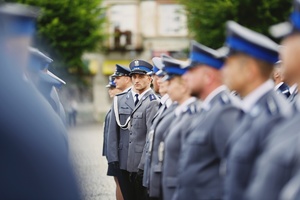 Policjanci ustawieni w pododdziały na placu.