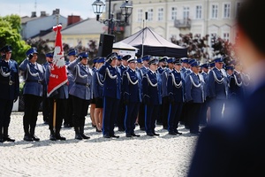 Pododdział policjantów na placu.