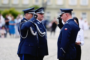 Policjanci podczas odbierania odznaczeń.
