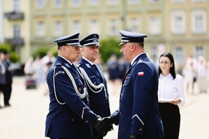 Policjanci podczas odbioru odznaczeń.
