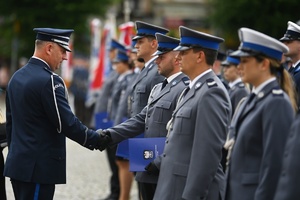 Policjanci odbierający nominację na wyższy stopień służbowy.