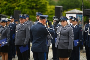 Policjanci odbierający nominację na wyższy stopień służbowy.