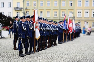 Policjanci w pododdiałach.