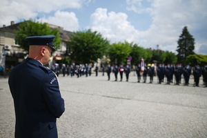 Policjant na placu apelu.