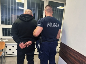 Policjant z zatrzymanym recydywistą.