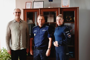Komendant Miejski Policji w Skierniewicach wraz z mł. asp. Edytą Mądrzycką oraz Januszem Będkowskim.