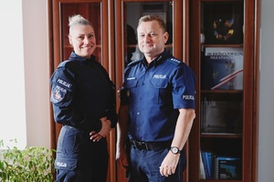 mł. asp. Edyta Mądrzycka wraz z Komendantem Miejskim Policji w Skierniewicach.
