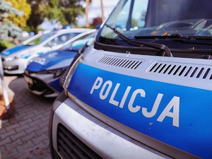 Radiowozy policyjne zaparkowane pod komendą.