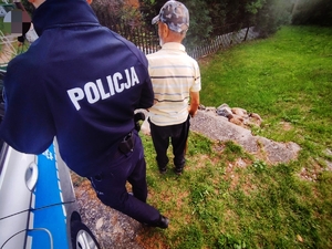 Policjanci odprowadzający zaginionego do miejsca zamieszkania.