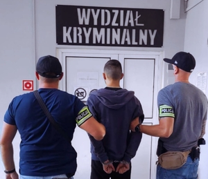 Policjanci kryminalni podczas doprowadzenia obcokrajowca.
