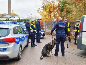 Policjanci podczas działań na miejscu zdarzenia.