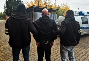 Kryminalni z zatrzymanym.