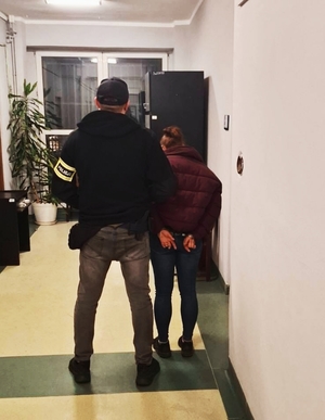 Kryminalny z zatrzymaną kobietą.