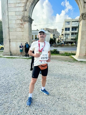 Policjant z medalem.