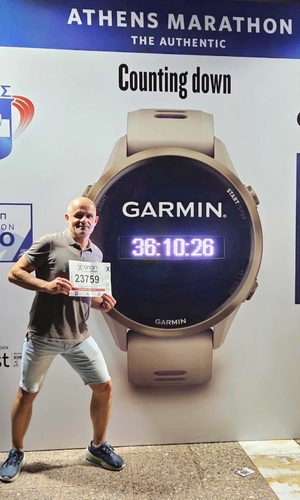 Policjant ze swoim numerem startowym.