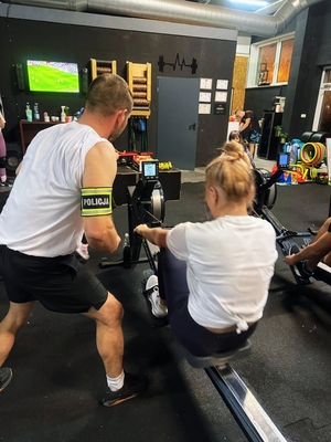 Policjanci w trakcie sportowych zmagań.