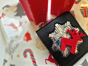 Legitymacja policyjna w świątecznej scenerii.