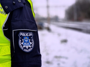 Skierniewicka naszywka na tle torów.