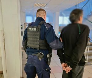 Policjant z zatrzymanym.