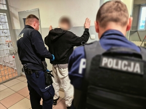 Policjanci z zatrzymanym.