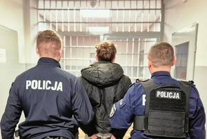 Policjanci z zatrzymanym.