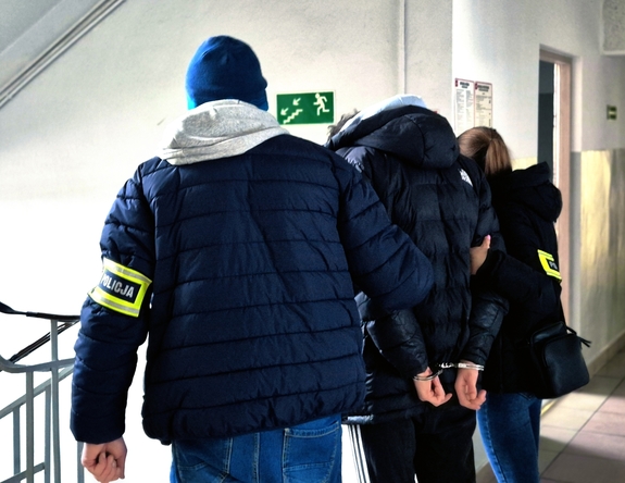 Policjanci z zatrzymanym.