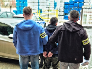 Policjanci z zatrzymanym.