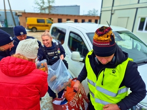 Policjanci w schronisku.