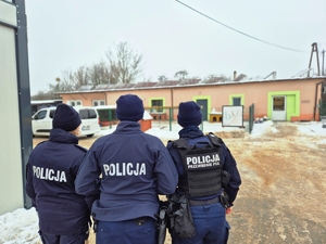 Policjanci w schronisku.