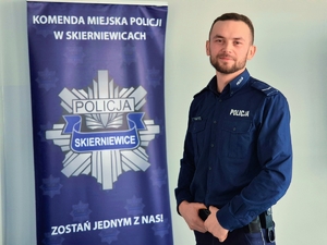 Dzielnicowy w komendzie.