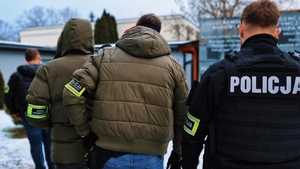 Policjanci i Strażnicy Graniczny wchodzący na teren hotelu celem kontroli legalności mieszkających tam mieszkańców.