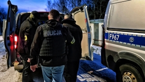 Funkcjonariusze podczas doprowadzenia zatrzymanego.