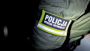 Opaska policja na ramieniu u kryminalnego.