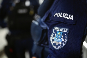 Emblemat skierniewickiej policji na mundurze.