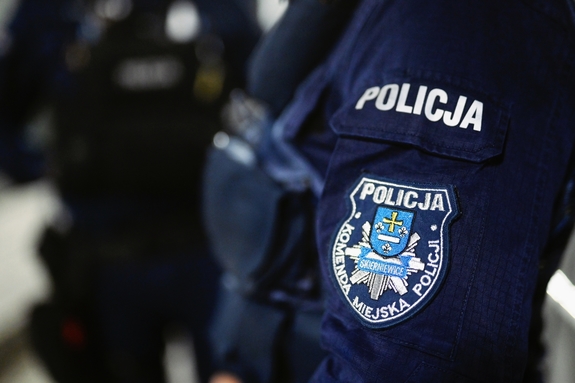 Emblemat skierniewickiej policji na mundurze.