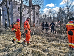 Uczestnicy podczas szkolenia w terenie.