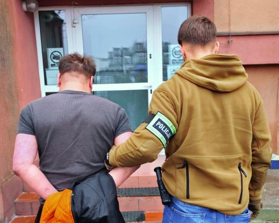 Policjant z zatrzymanym.