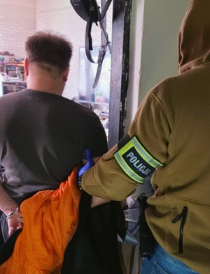 Kryminalny z zatrzymanym w miejscu zamieszkania.