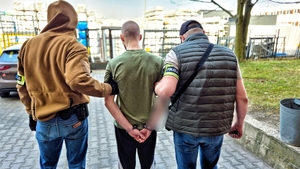 Policjanci kryminalni z zatrzymanym.