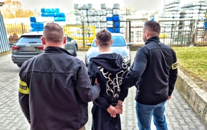 Policjanci kryminalni z zatrzymanym.