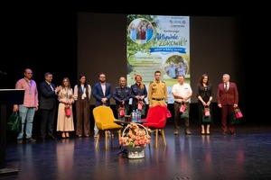 Prelegenci na scenie.