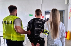 Policjanci z zatrzymanym.