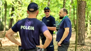 Rozmowy policjantów z opiekunami.