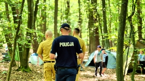Funkcjonariusze idący w miejsce obozu.